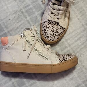 Universal Thread Cream/Tan Animal Print High-Top Sneakers Size 6